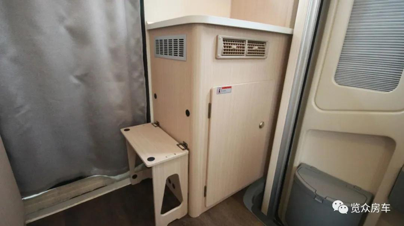 兩張雙人床，使用還方便的房車