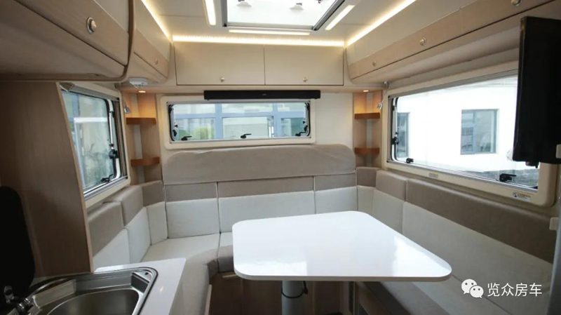 兩張雙人床，使用還方便的房車