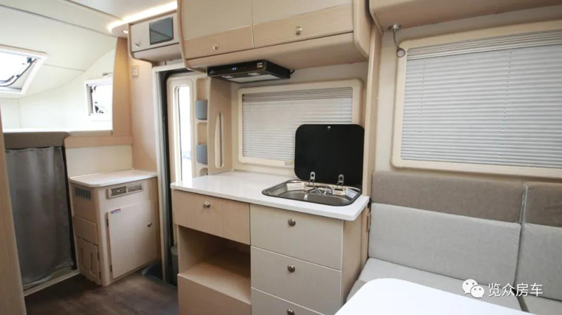 兩張雙人床，使用還方便的房車