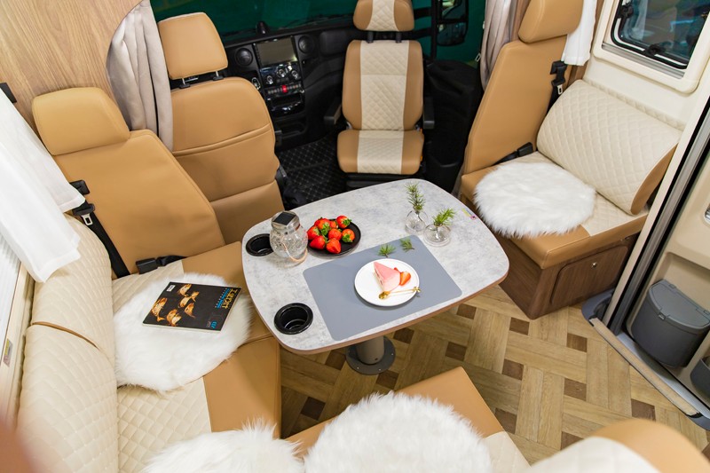 這兩款自動擋房車您會選哪款？